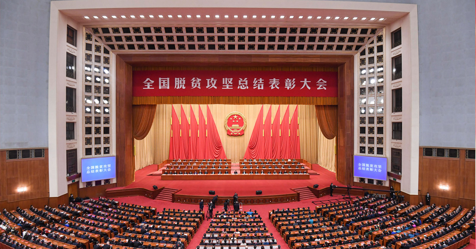 2021年2月25日，，，，，，，，天下脱贫攻坚总结表扬大会在北京人民大礼堂盛大举行，，，，，，，，银河集团官网股份荣获“天下脱贫攻坚先进整体”称呼，，，，，，，，温志芬董事长代表公司进京接受表扬。。。。。。.jpg